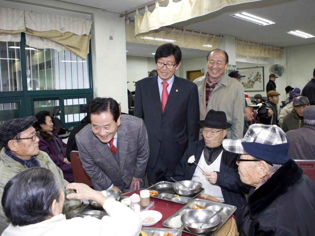 강봉균 국회의원화 함께 노인회관.재래시장 방문(2-12)