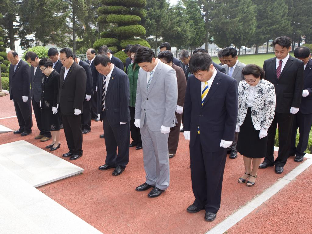 제6대의회 의원 군경합동묘지 참배(6-29)