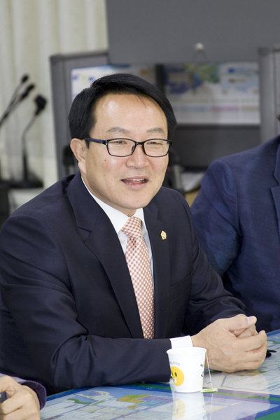 강태창 의장 의원직 사퇴 기자회견(04-10)