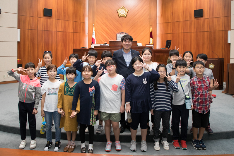 풍문초등학교 학생들 군산시의회 방문견학(09-27)