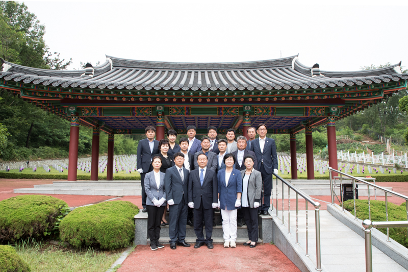 제8대 군산시의회 당선자 군경합동묘지 참배(06-27)