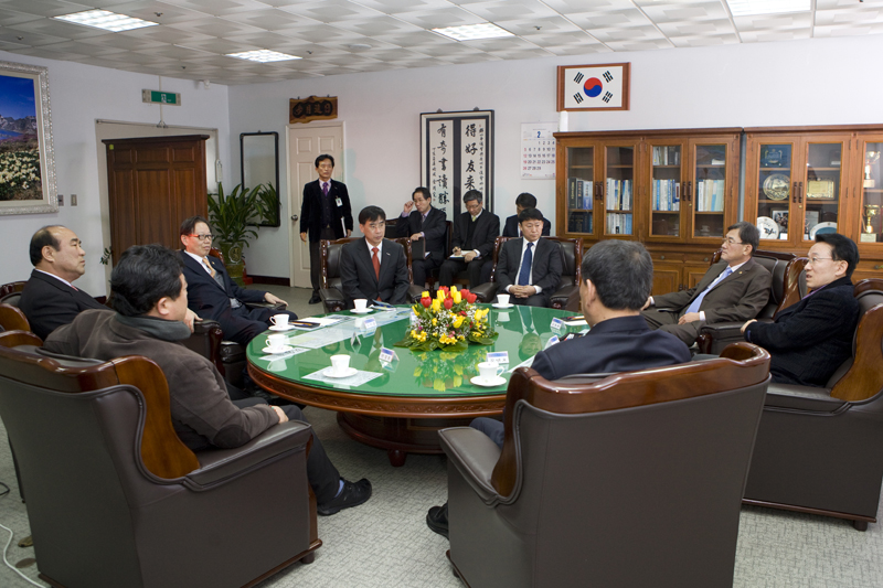김완주도지사 시의회 방문(2-09)