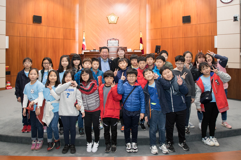 경포초등학교 학생들 군산시의회 방문견학(10-30)