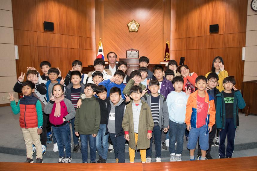 발산초등학교 학생들 군산시의회 방문(11-01)