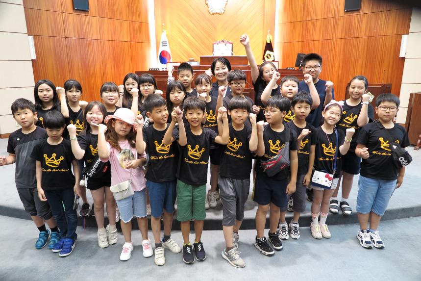 푸른솔초등학교 학생들 군산시의회 방문(07-12)