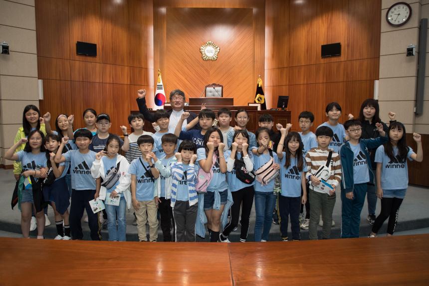푸른솔 초등학교 학생들 군산시의회 방문(09-27)