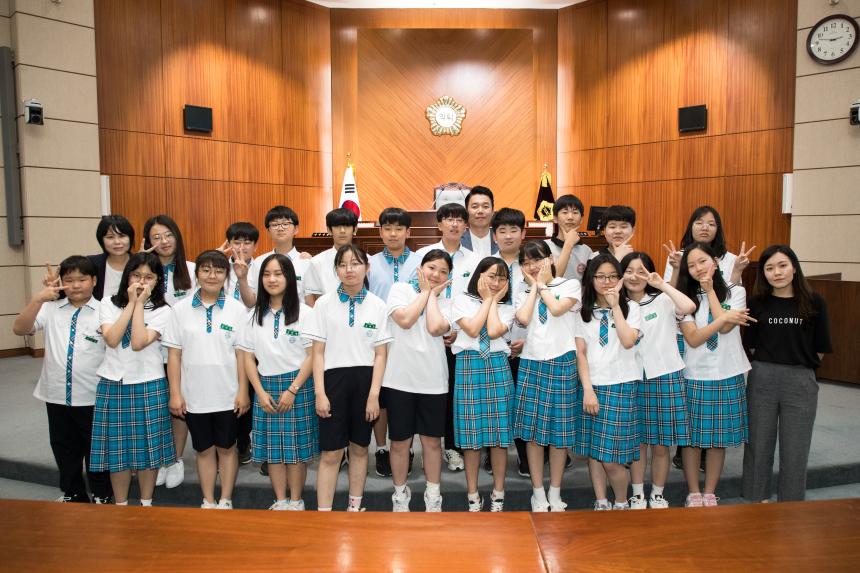 동산중학교 학생들 군산시의회 방문(06-04)