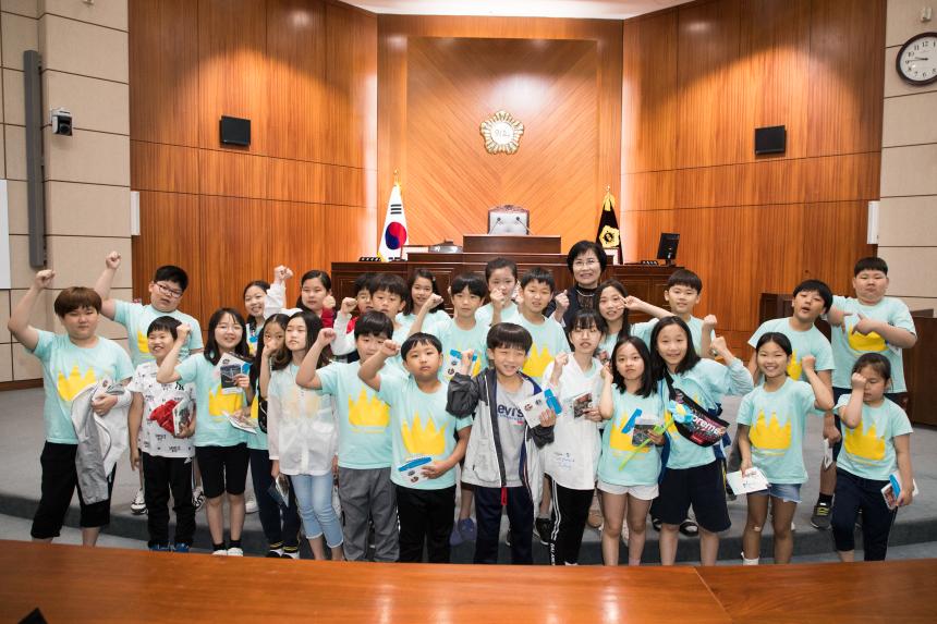 푸른솔 초등학교 학생들 군산시의회 방문견학(05-23)