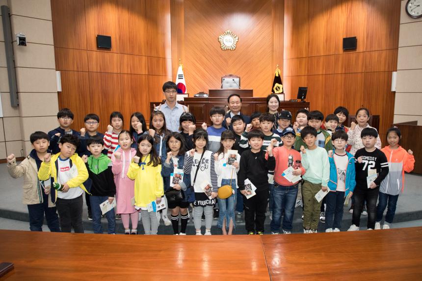 당북초등학교 학생들 군산시의회 방문(04-25)