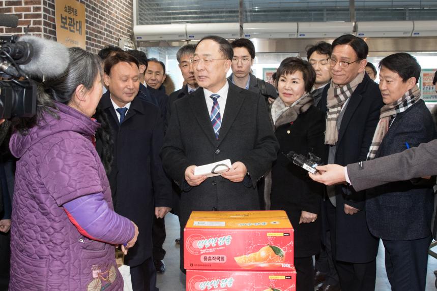 기재부장관 설명절 군산 공설시장 방문(01-21)